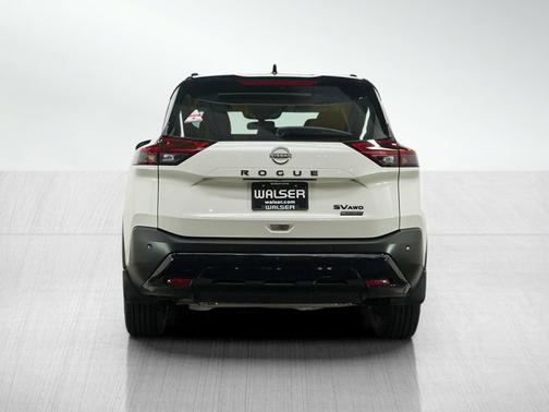 Pearl White Tricoat/Super Black 2023 Nissan Rogue SV