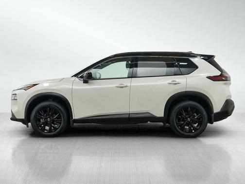 Pearl White Tricoat/Super Black 2023 Nissan Rogue SV