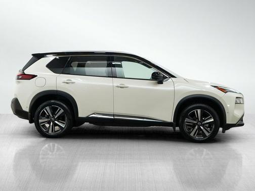 Pearl White Tricoat/Super Black 2023 Nissan Rogue SL
