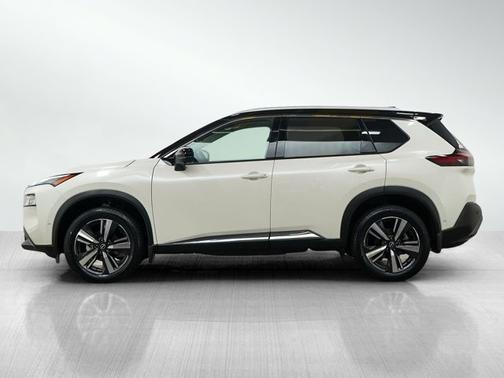 Pearl White Tricoat/Super Black 2023 Nissan Rogue SL