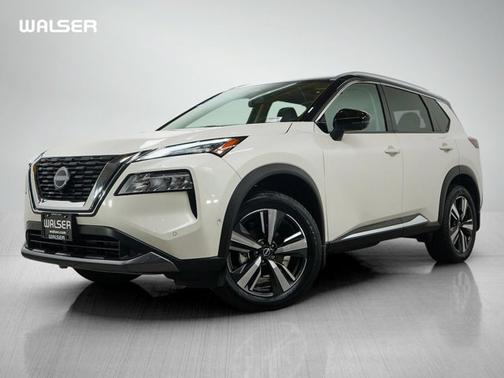 Pearl White Tricoat/Super Black 2023 Nissan Rogue SL