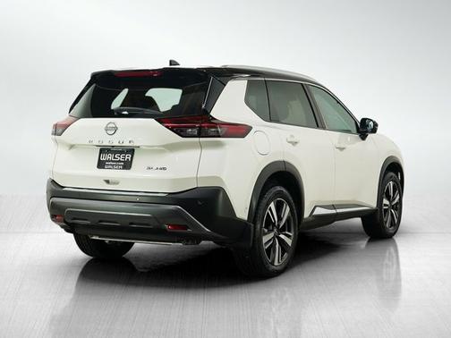 Pearl White Tricoat/Super Black 2023 Nissan Rogue SL