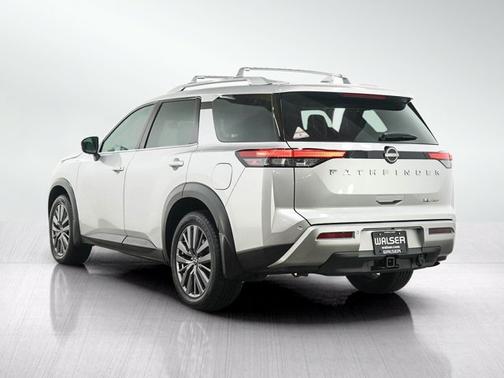 Brilliant Silver Metallic 2024 Nissan Pathfinder SL
