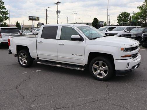 Summit White 2018 Chevrolet Silverado 1500 LT