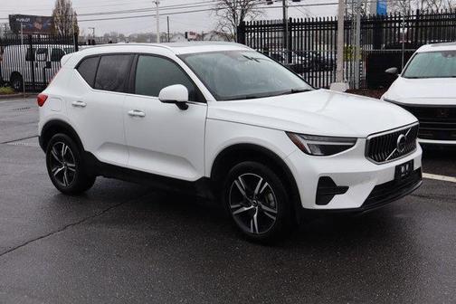 2025 Volvo XC40 B5 Core Bright Theme