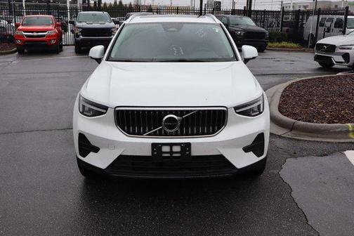 2025 Volvo XC40 B5 Core Bright Theme