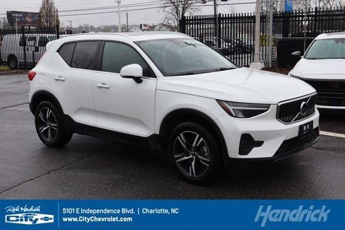 2025 Volvo XC40 B5 Core Bright Theme
