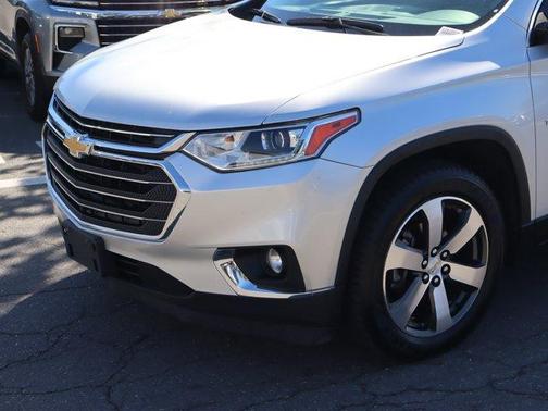 Silver Ice Metallic 2018 Chevrolet Traverse LT Leather