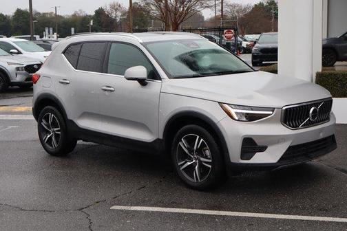 2025 Volvo XC40 B5 Core Bright Theme