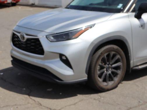 Celestial Silver Metallic 2022 Toyota Highlander XLE