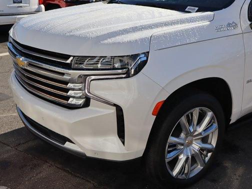 Iridescent Pearl Tricoat 2024 Chevrolet Suburban High Country