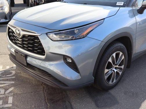 Moon Dust 2022 Toyota Highlander XLE