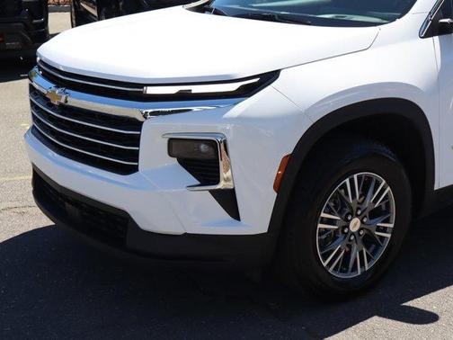 Summit White 2025 Chevrolet Traverse LT