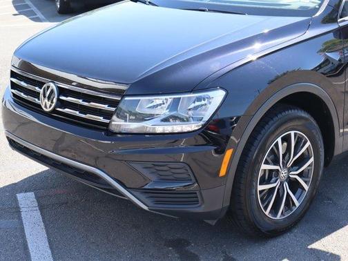Deep Black Pearl Effect 2020 Volkswagen Tiguan 2.0T SE