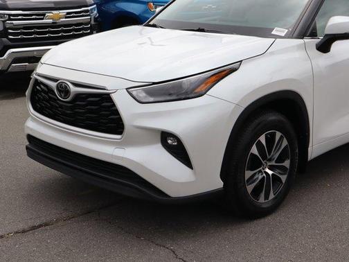 Wind Chill Pearl 2024 Toyota Highlander XLE