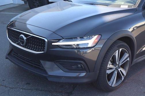 2025 Volvo V60 Cross Country B5 Plus