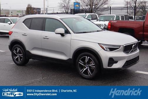 2025 Volvo XC40 B5 Core Bright Theme