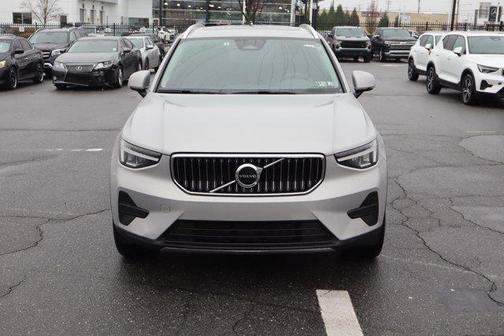 2025 Volvo XC40 B5 Core Bright Theme