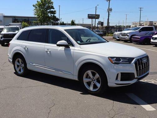 Glacier White Metallic 2022 Audi Q7 55 Premium