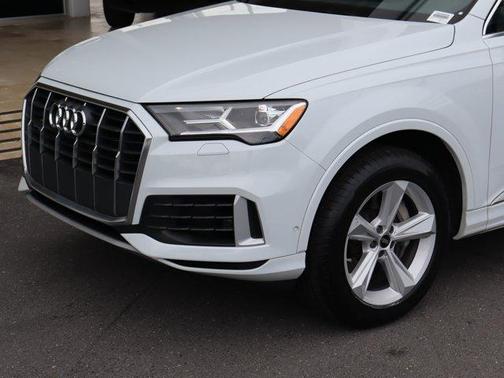 Glacier White Metallic 2022 Audi Q7 55 Premium