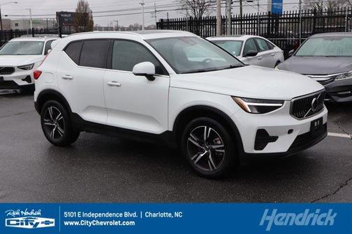 2025 Volvo XC40 B5 Core Bright Theme