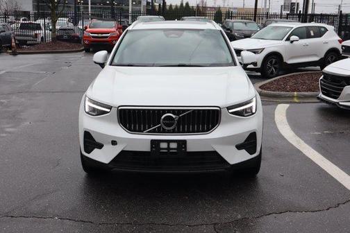 2025 Volvo XC40 B5 Core Bright Theme