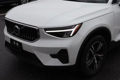 2025 Volvo XC40 B5 Core Bright Theme