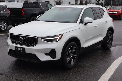 2025 Volvo XC40 B5 Core Bright Theme