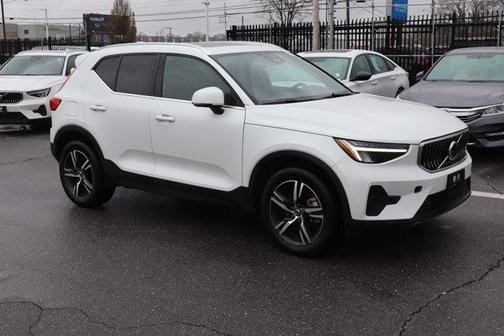 2025 Volvo XC40 B5 Core Bright Theme