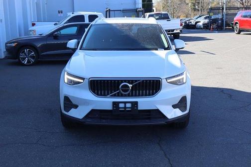 2025 Volvo XC40 B5 Core Bright Theme