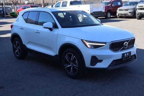 2025 Volvo XC40 B5 Core Bright Theme