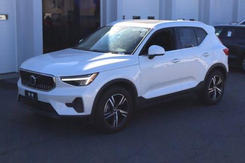 2025 Volvo XC40 B5 Core Bright Theme