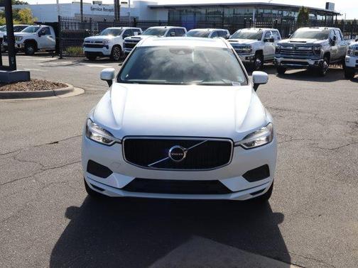 Crystal White Metallic 2018 Volvo XC60 T6 Momentum