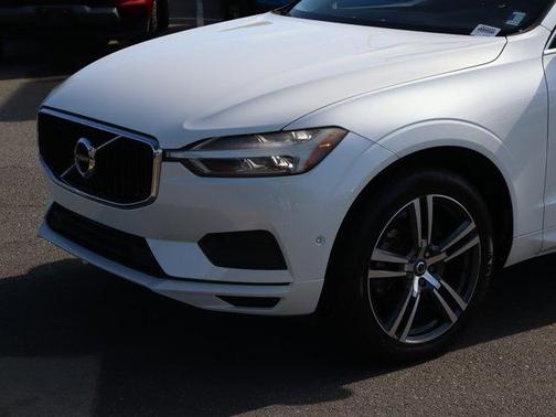 Crystal White Metallic 2018 Volvo XC60 T6 Momentum