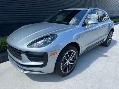 Dolomite Silver Metallic 2026 Porsche Macan Base