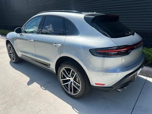 Dolomite Silver Metallic 2026 Porsche Macan Base