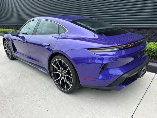 Sky 2025 Porsche Taycan Turbo