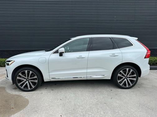 2023 Volvo XC60 Recharge Plug-In Hybrid T8 Ultimate Bright Theme
