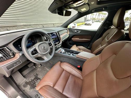 2023 Volvo XC60 Recharge Plug-In Hybrid T8 Ultimate Bright Theme