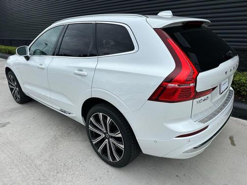 2023 Volvo XC60 Recharge Plug-In Hybrid T8 Ultimate Bright Theme