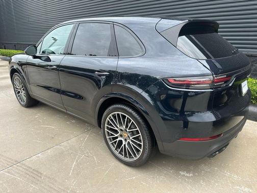 Moonlight Blue Metallic 2023 Porsche Cayenne