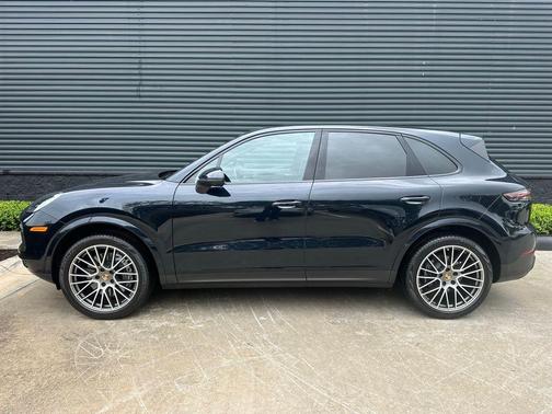 Moonlight Blue Metallic 2023 Porsche Cayenne