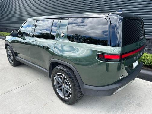 Green 2025 Rivian R1S