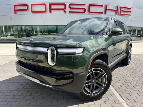Green 2025 Rivian R1S