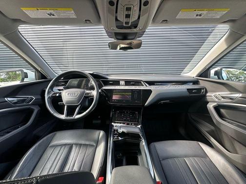 Glacier White Metallic 2022 Audi e-tron S line Premium