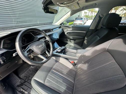 Glacier White Metallic 2022 Audi e-tron S line Premium