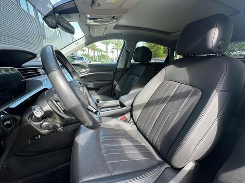 Glacier White Metallic 2022 Audi e-tron S line Premium