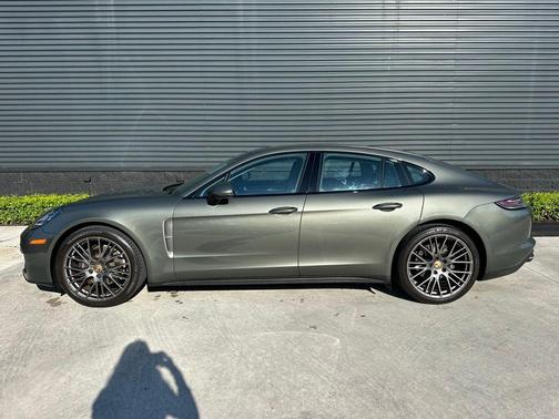 2023 Porsche Panamera Platinum Edition