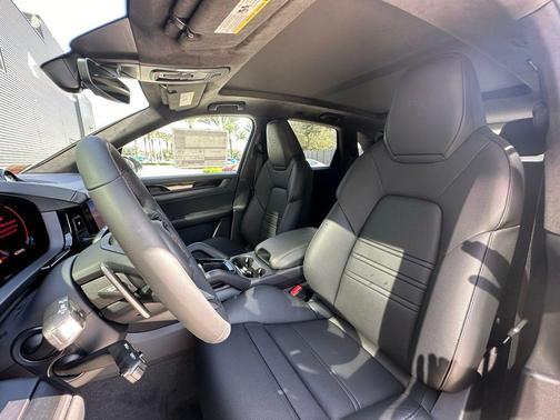 2025 Porsche Cayenne GTS