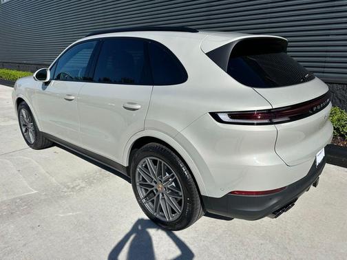 Cashmere Beige Metallic 2026 Porsche Cayenne Base